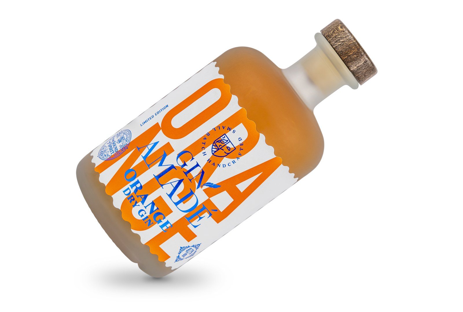 Orangefarbenes Getränk in einer Flasche vor weißem Hintergrund