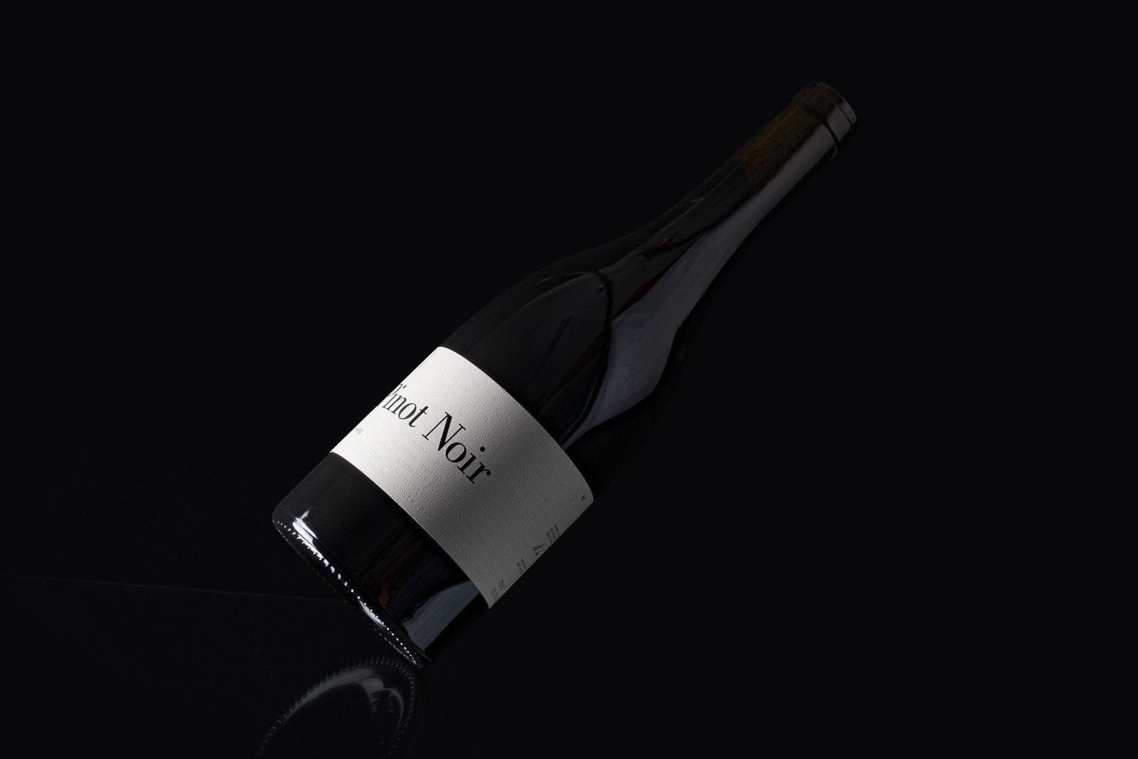 Dunkle Pinot-noir-Flasche mit hellem Etikett